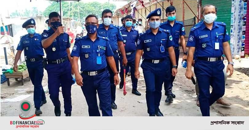 নড়াইলে মাস্ক বিতরণ করলেন পুলিশ সুপার