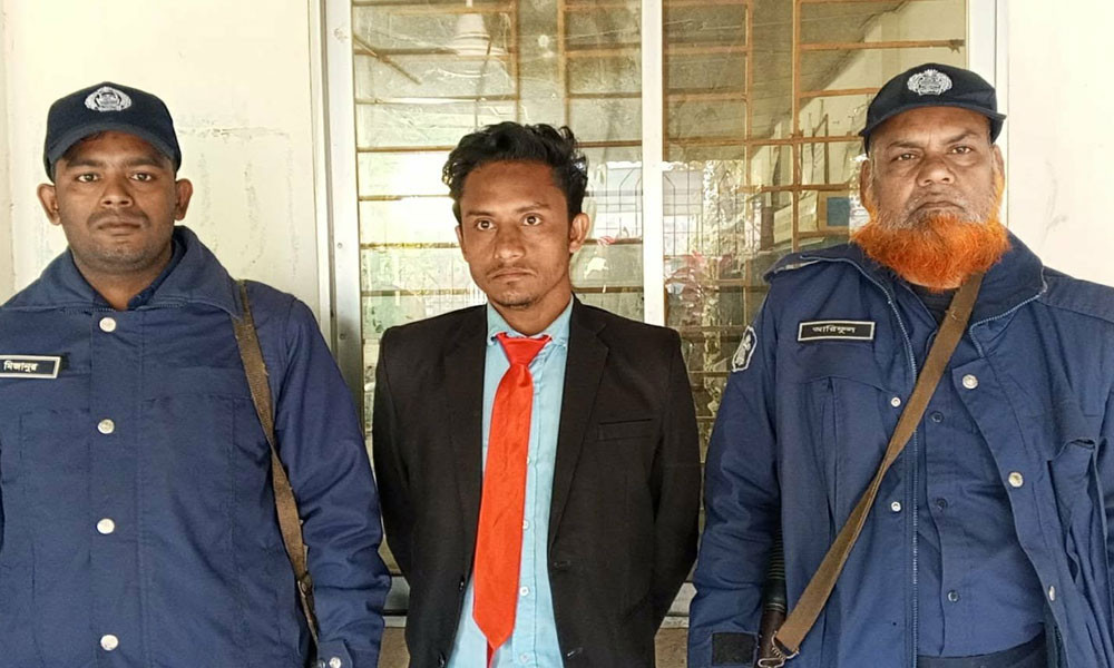 ১৬ টিকিটসহ ট্রেনের স্টুয়ার্ড পুলিশের হাতে ধরা