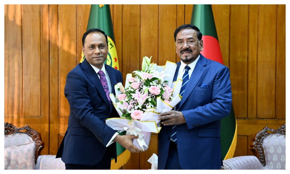 রাষ্ট্রপতির দায়িত্ব নেওয়ায় হাফিজ উদ্দিন আহমদকে ফুলেল শুভেচ্ছা