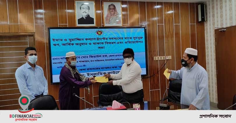 বগুড়ায় ইমাম ও মোয়াজ্জিনদের সুদমুক্ত ঋণ দিলেন ডিসি