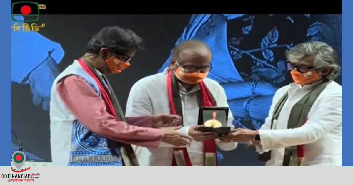 বঙ্গবন্ধু শেখ মুজিব জাতীয় আবৃত্তি পদক প্রদান করেছেন প্রধানমন্ত্রী