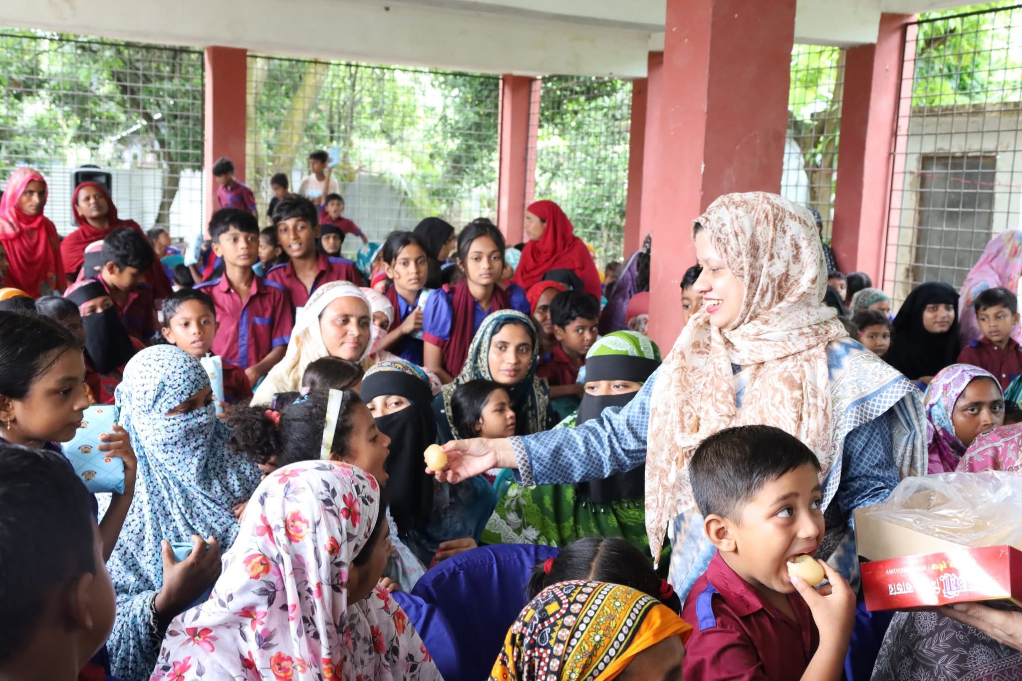 দুর্গম এলাকায় শিক্ষার আলো জ্বালাতে মুন্সীগঞ্জের ডিসি: করেছেন অভিভাবক সমাবেশ, শিক্ষা উপকরণ ও মিষ্টি বিতরণ
