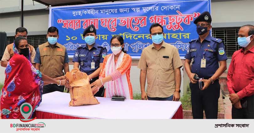 ময়মনসিংহ জেলা পুলিশের ১০ টাকায় দুদিনের আহার বিতরণ অব্যাহত
