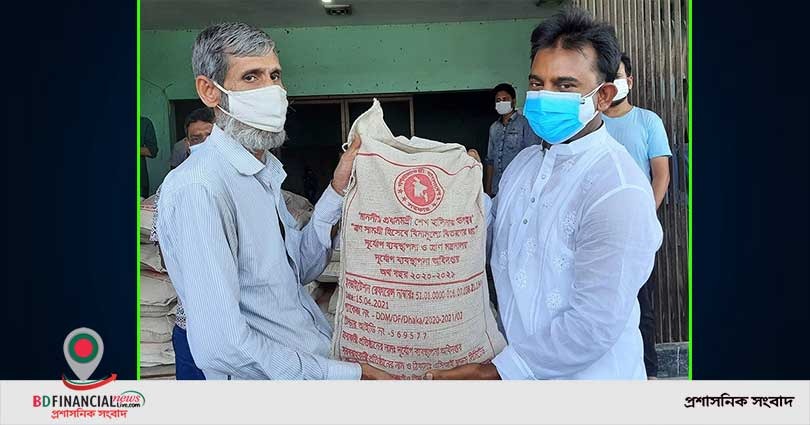 নাটোরের  সিংড়ায় প্রধানমন্ত্রীর মানবিক সহায়তা বিতরণ করলেন মেয়র