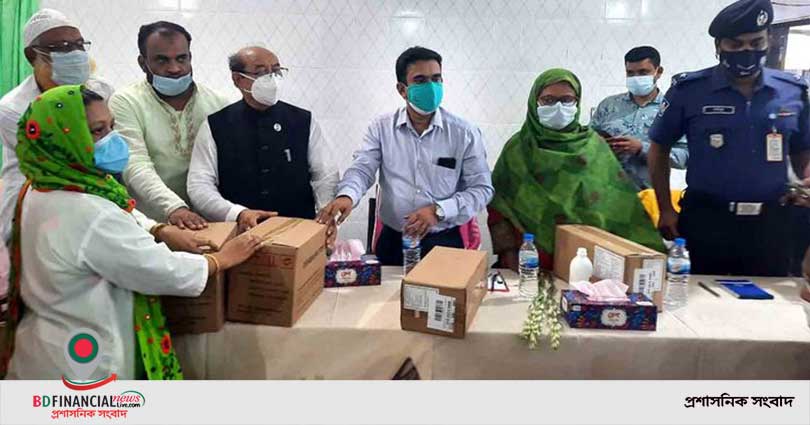 শরণখোলা স্বাস্থ্য কমপ্লেক্সে করোনা চিকিৎসা সামগ্রী প্রদান করেছেন এমপি মিলন