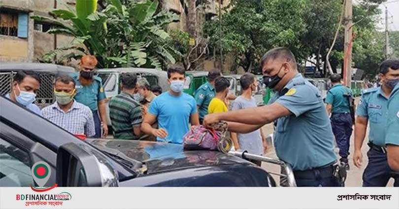 বৃষ্টির মধ্যেও অযথা বাইরে বেরিয়েছেন জনসাধারণ : লকডাউনের দ্বিতীয় গ্রেফতার ৩২০, জরিমানা সাড়ে ৫ লাখ