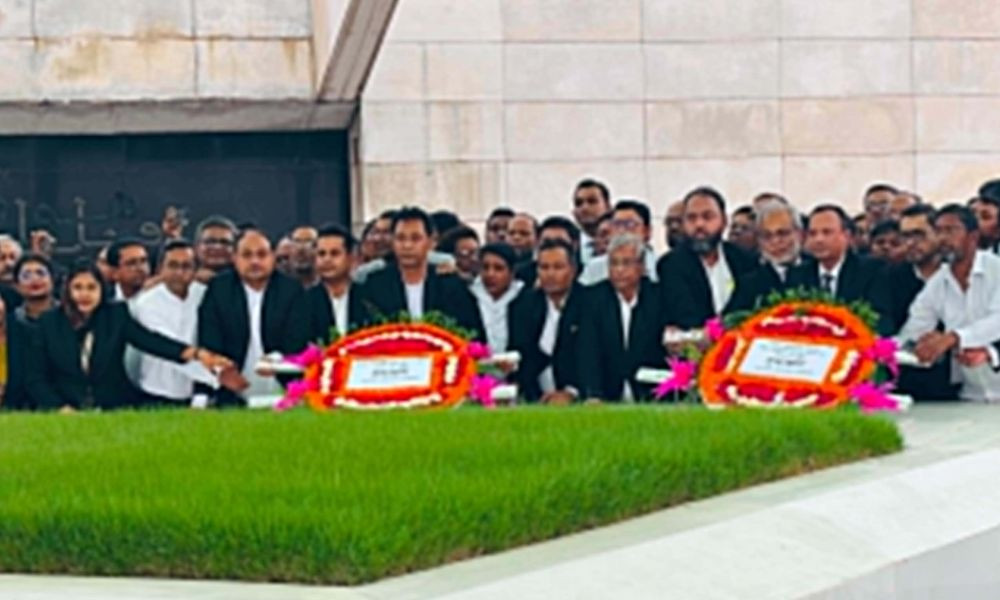 জিয়াউর রহমান-খালেদা জিয়ার কবরে অ্যাটর্নি জেনারেলের শ্রদ্ধা