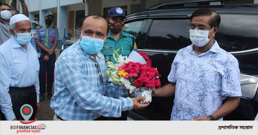 শরীয়তপুরে দুদক কমিশনার মোজাম্মেল হক এর আগমন উপলক্ষে ফুলেল শুভেচ্ছা প্রদান করেন পুলিশ সুপার