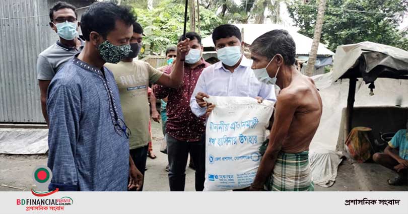 কোটালীপাড়ায় বৃষ্টিতে ভিজে অসহায় রঞ্জনের বাড়িতে খাদ্যসামগ্রী নিয়ে গেলেন ইউএনও