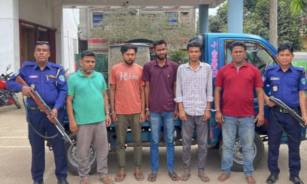 বুড়িচংয়ে ৫০০ লিটার তেল পাচারকালে ফিলিং স্টেশনের ম্যানেজারসহ আটক ৫