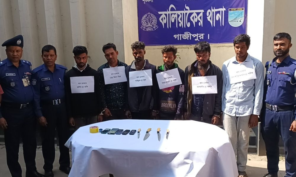 যাত্রীবাহী বাসে ডাকাতির প্রস্তুতিকালে দেশীয় অস্ত্রসহ গ্রেপ্তার ৬