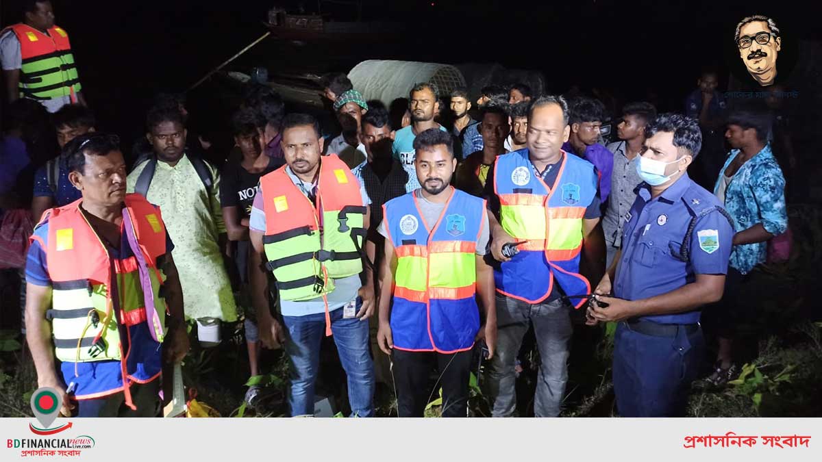 পদ্মায় বিকল পিকনিকের নৌযান, ৯৯৯ এ ফোন কলে উদ্ধার শিশু সহ ৪৫ যাত্রী