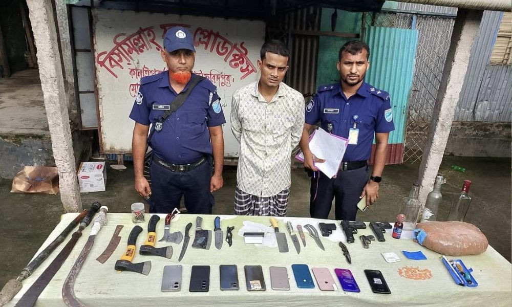 ফরিদপুরে যৌথ বাহিনীর অভিযানে অস্ত্র ও মাদকসহ আটক ১