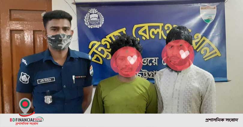 পদোন্নতি প্রাপ্ত নায়েককে  র‌্যাঙ্কব্যাজ পরিয়ে দেন জয়পুরহাট জেলার পুলিশ সুপার