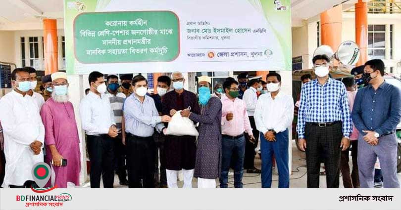 পদোন্নতি প্রাপ্ত নায়েককে র‌্যাঙ্কব্যাজ পরালেন বাগেরহাটের এসপি