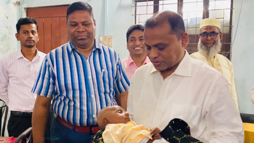 পরীক্ষা দিচ্ছেন মা, সন্তান কোলে নিলেন ডিসি