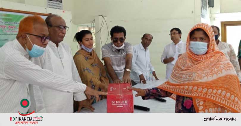 অসহায় নারীদের মাঝে সেলাই মেশিন বিতরণ