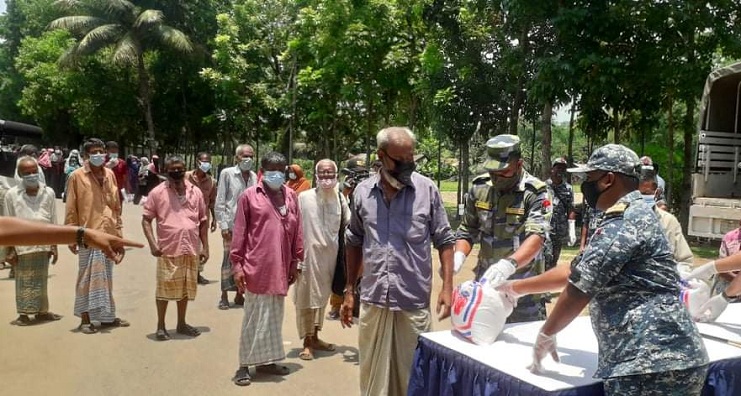 চট্টগ্রামে দুঃস্থ মানুষের মাঝে নৌবাহিনীর খাদ্যসামগ্রী বিতরণ