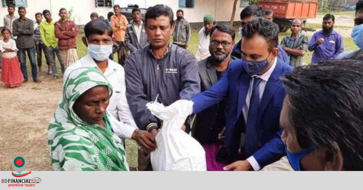 বৈকুন্ঠপুর চা শ্রমিকদের মাঝে ইউএনও’র চাল বিতরণ