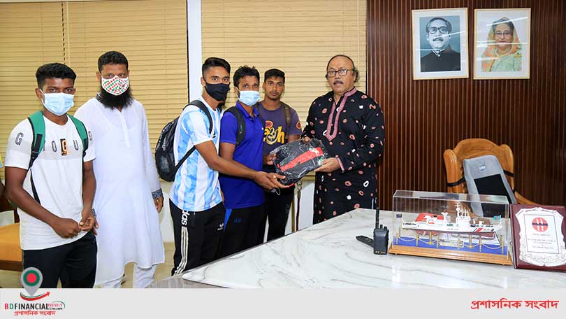 ৫৫ খেলোয়াড়কে রাসিক মেয়র লিটনের ট্র্যাকসুট প্রদান
