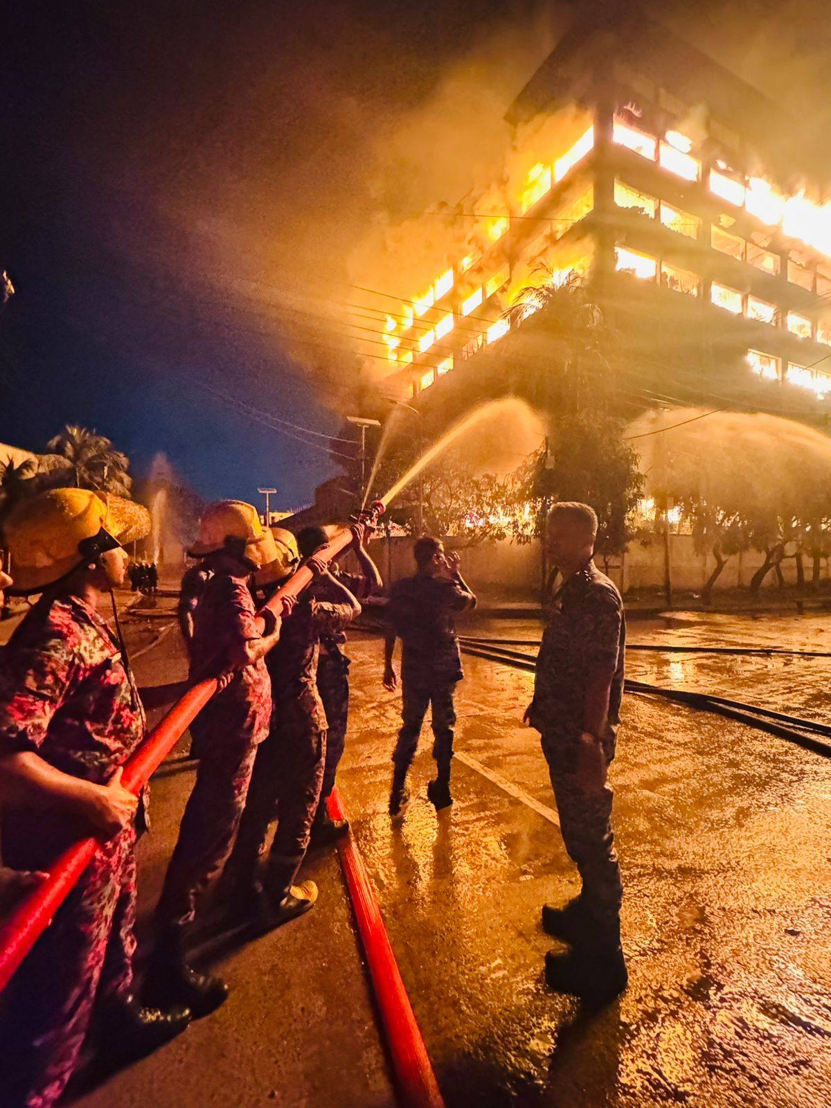 চট্রগ্রামের ইপিজেড এলাকার ভয়াবহ অগ্নিকান্ড নিয়ন্ত্রণে সক্রিয় বাংলাদেশ বিমান বাহিনী