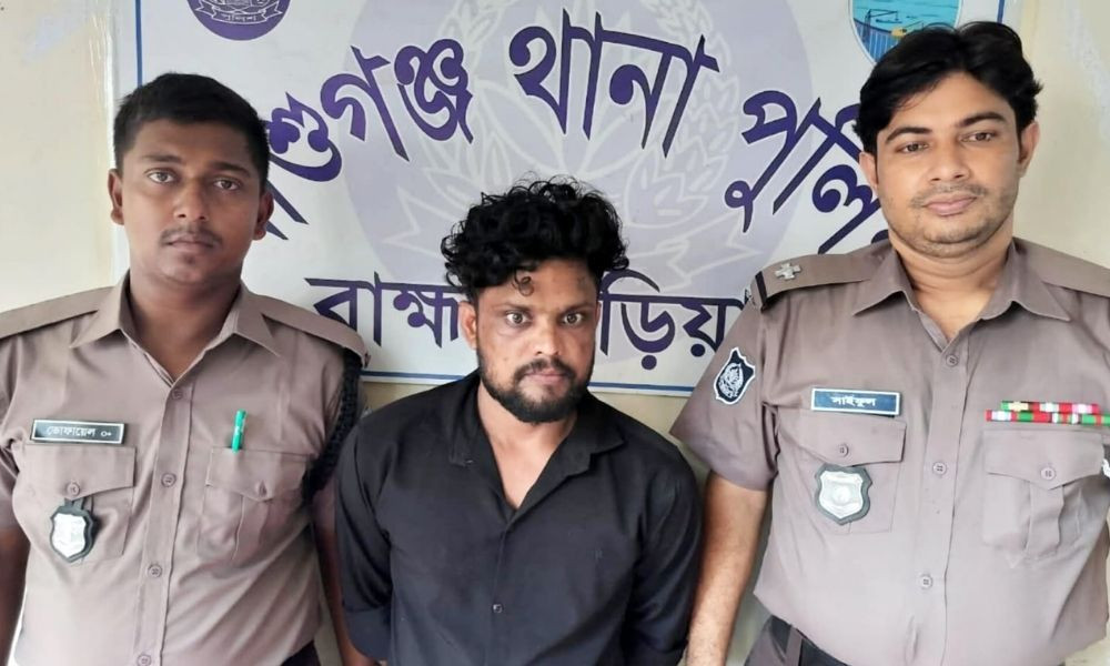 আশুগঞ্জে ৩৮ মামলার আসামি গ্রেপ্তার, মিলল ইয়াবা-অস্ত্র