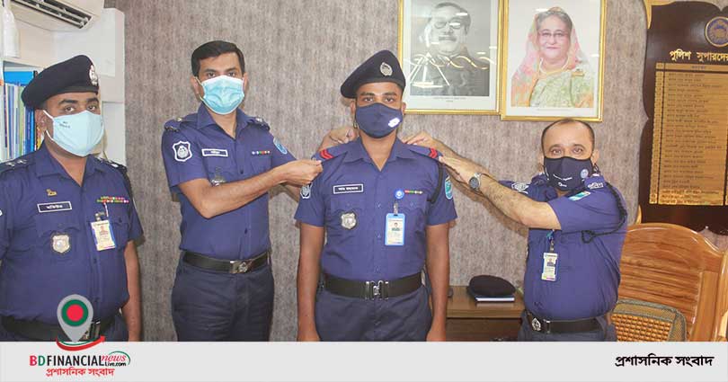 শরীয়তপুর জেলায় কর্মরত তিনজন পুলিশ সদস্যকে র‍্যাংক ব্যাজ পড়িয়ে দিলেন পুলিশ সুপার