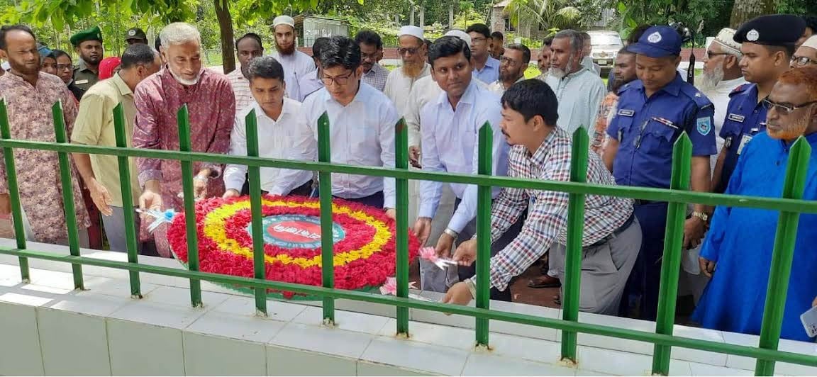পরমানু বিজ্ঞানী  ড. ওয়াজেদ মিয়ার সমাধিতে রংপুরের জেলা প্রশাসকের শ্রদ্ধা