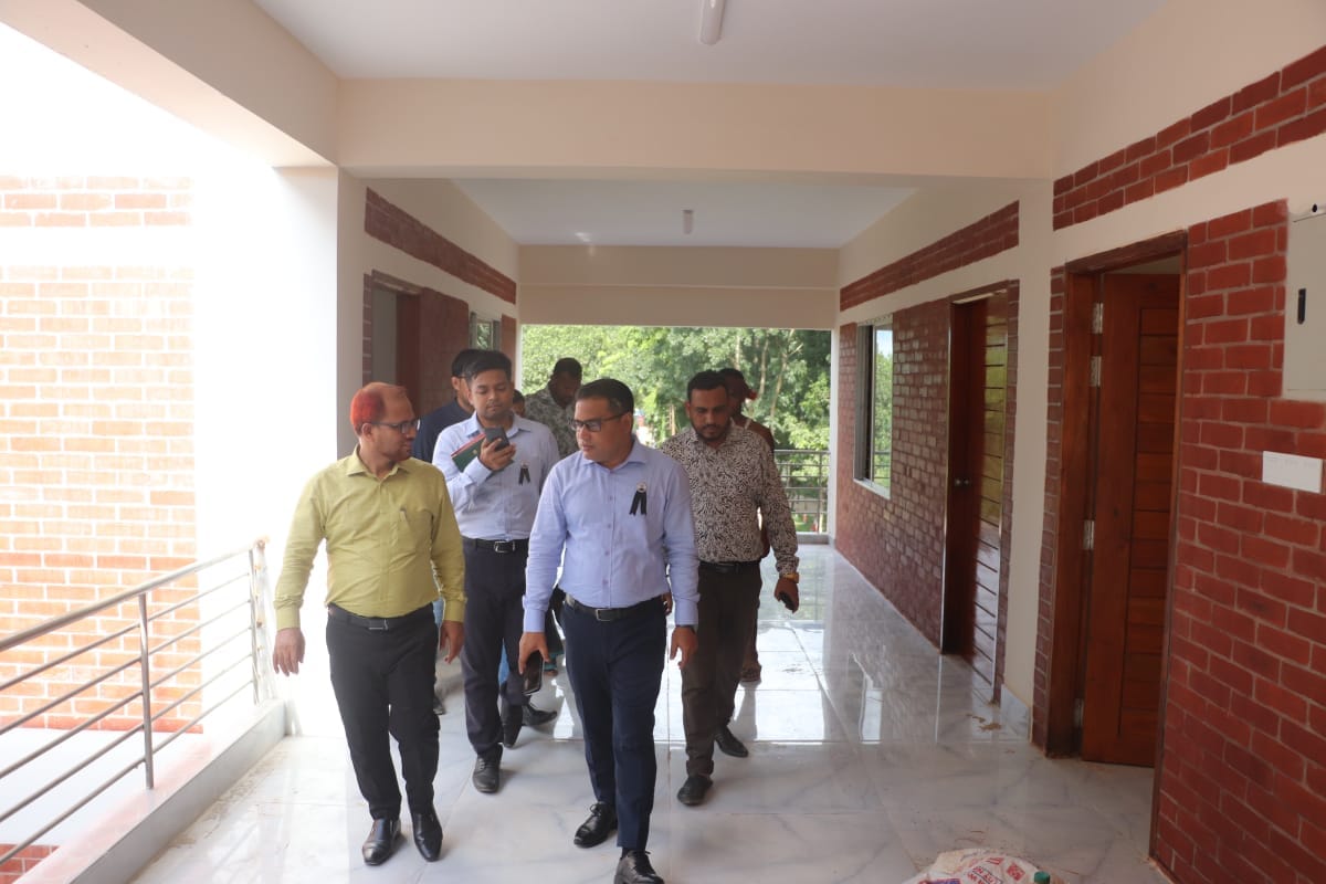 আড়াইহাজারের ঐতিহ্যবাহী বিশনন্দী পশু হাট পরিদর্শনে আসেন এমপি বাবু