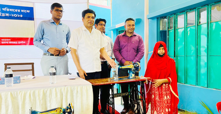 ৬০ দরিদ্র নারীকে সেলাই মেশিন দিলেন ঢাকার জেলা প্রশাসক