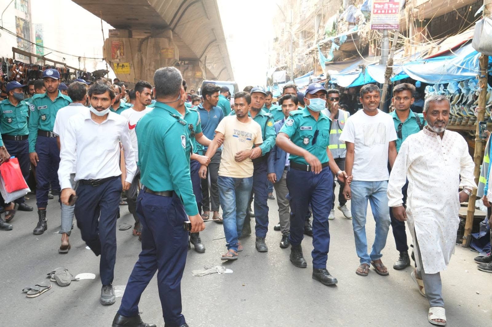 ডিএমপি কর্তৃক গুলিস্তান এলাকায় অবৈধ ভাসমান দোকান ও হকার উচ্ছেদে বিশেষ অভিযান