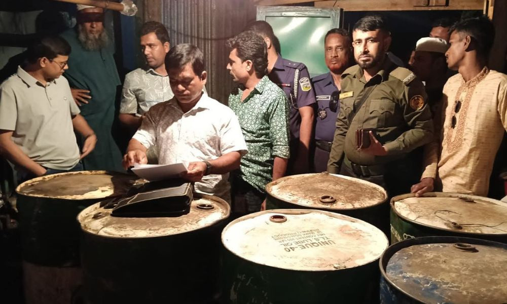 কেন্দুয়ায় ৮০০ লিটার পেট্রল জব্দ, ব্যবসায়ীকে ৪০ হাজার টাকা জরিমানা