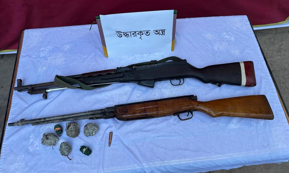 বালির নিচ থেকে গুলিসহ অস্ত্র ও হাতবোমা উদ্ধার