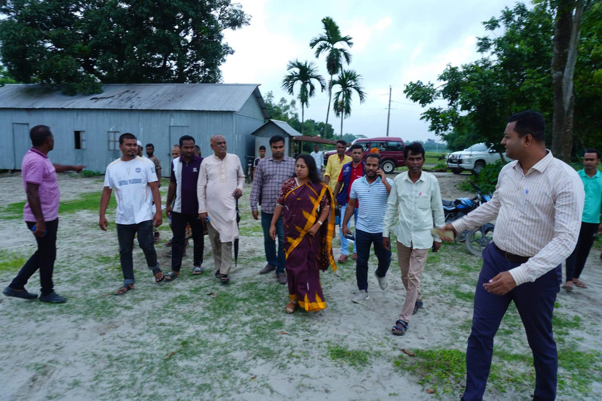 জেলা প্রশাসক শেরপুরের নকলা উপজেলার নদীভাঙন কবলিত এলাকা পরিদর্শন