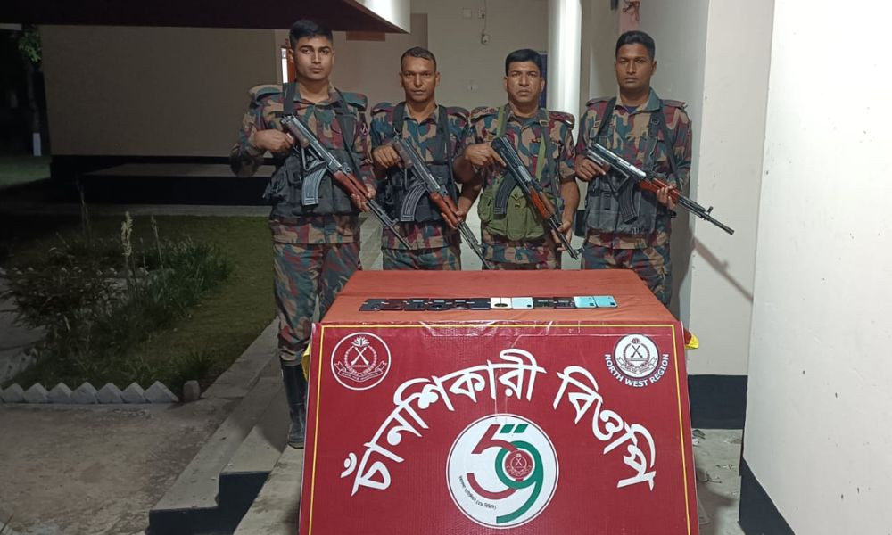 সীমান্তে বিজিবির অভিযানে চোরাচালানকৃত ১২টি স্মার্টফোন জব্দ