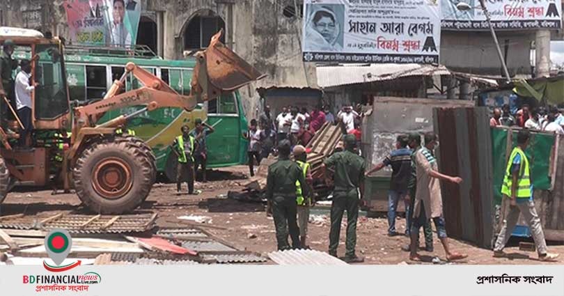 বরিশালে রূপাতলী বাস টার্মিনালে অবৈধ স্থাপনা উচ্ছেদ