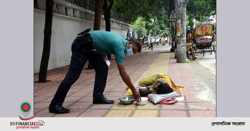 দুস্থদের মাঝে খাবার বিতরণ অব্যাহত রেখেছে ডিএমপি