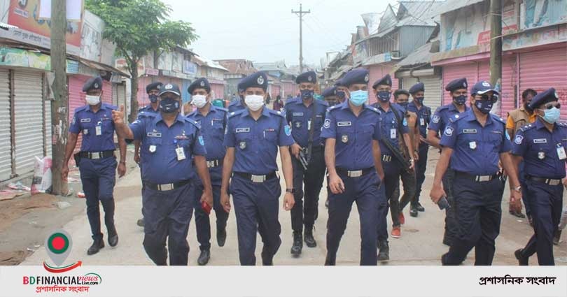 পুলিশ সুপার এস. এম. আশরাফুজ্জামান এর নির্দেশে শরীয়তপুরে সামাজিক দূরত্ব নিশ্চিতকরণে জেলা পুলিশের টহল
