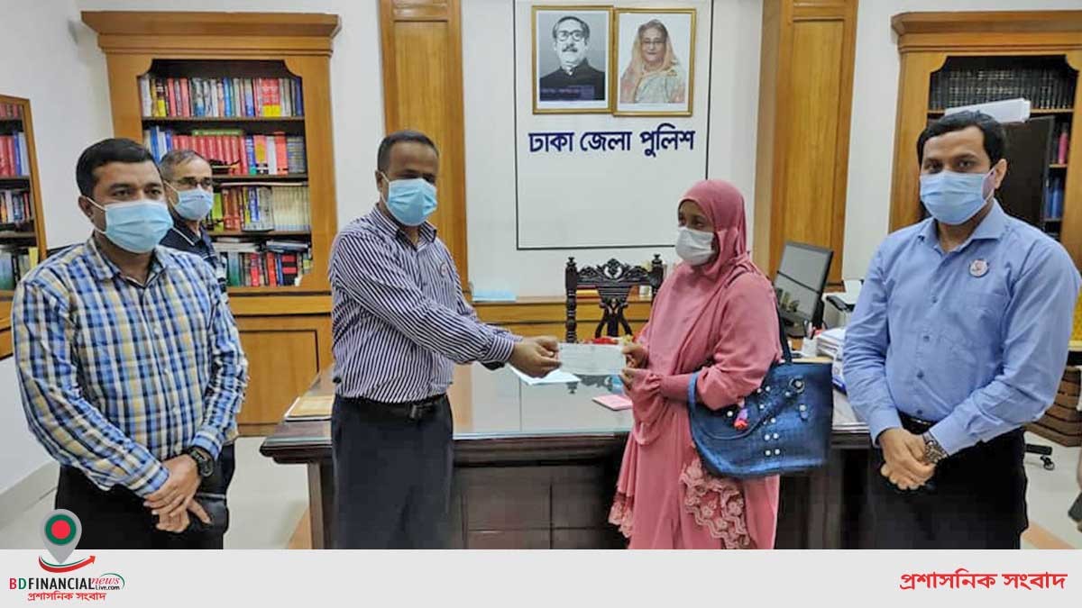 জীবন উৎসর্গকারী পুলিশ পরিবারের মাঝে অর্থ সহায়তা প্রদান