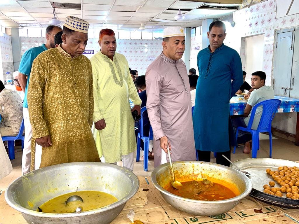 খাবারের মেস এবং ক্যান্টিন পরিদর্শন করেন ঢাকা জেলার পুলিশ সুপার