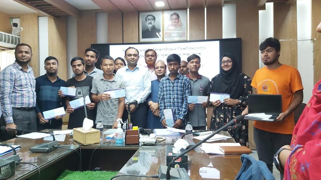 নীলফামারীতে বিশ্ববিদ্যালয়ে ভর্তির সুযোগ পাওয়া ৮ শিক্ষার্থীকে জেলা প্রশাসনের অনুদান
