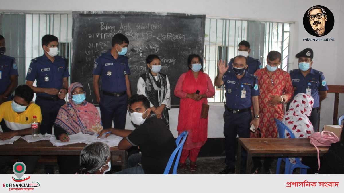শরীয়তপুরে COVID-19 প্রতিরোধক টিকা কর্মসূচি কেন্দ্র পরিদর্শন করলেন পুলিশ সুপার