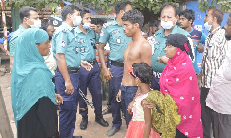 স্বাস্থ্যবিধি উপেক্ষার প্রতিবাদ করায় যাত্রীদের মারধর; শিশু কন্যাকে জানালা দিয়ে ফেলে দিলো বাস শ্রমিকরা