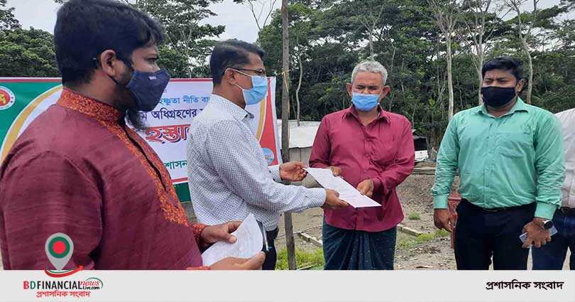 শরণখোলায় ভূমি অধিগ্রহনে ক্ষতিগ্রস্তদের বাড়ি এসে চেক দিলেন জেলা প্রশাসক
