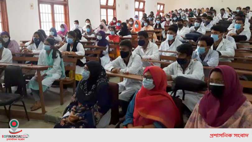 শিক্ষার্থীদের পদচারণায় মুখর রাজশাহী মেডিকেল কলেজ ক্যাম্পাস