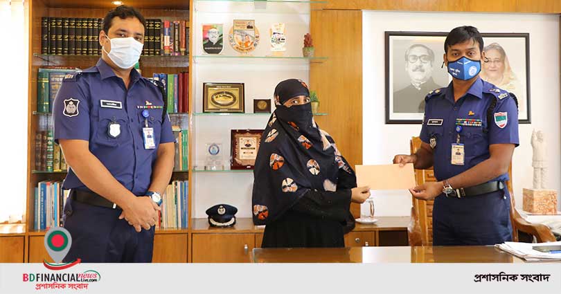 খুলনা জেলায় কর্তব্যরত অবস্থায় জীবন উৎসর্গকারী পুলিশ সদস্যের পরিবারকে আইজিপির ঈদ উপহার