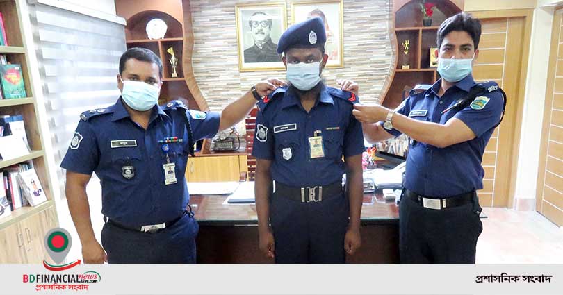 পদোন্নতি প্রাপ্তদের র‌্যাঙ্ক ব্যাজ পরিয়ে দেন জয়পুরহাট পুলিশ সুপার