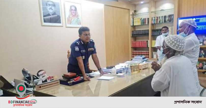 অতিথিরা আসনে বসতে নারাজ, দাড়িয়েই কথা বললেন ডিআইজি হাবিবুর রহমান