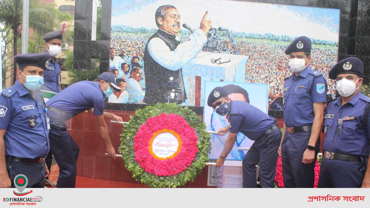 বঙ্গমাতা শেখ ফজিলাতুন্নেছা মুজিব এঁর ৯১তম জন্মবার্ষিকী উপলক্ষে তাঁর প্রতিকৃতিতে পুষ্পস্তবক অর্পন করেন শরীয়তপুর পুলিশ সুপার