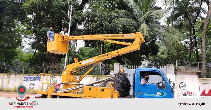 ঢাবি এলাকার নষ্ট বাল্ব মেরামত করছে ঢাকা দক্ষিণ সিটি করপোরেশন